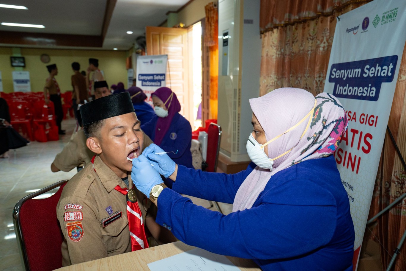 PEMERIKSAAN GIGI -- Tim PDGI Cabang Bone sedang melakukan pemeriksaan gigi para santri dan pengurus Pondok Pesantren Al Ikhlas Ujung Bone.