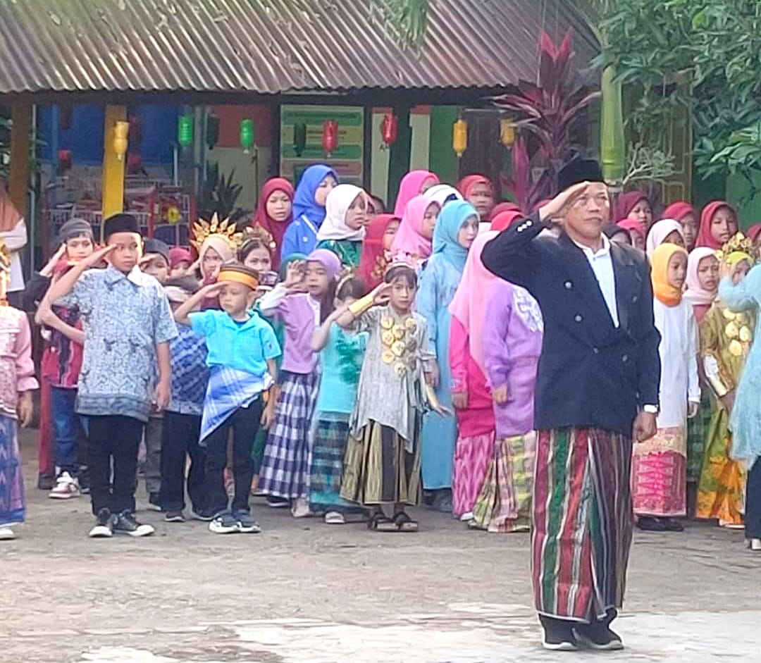PENDIDIKAN -- Upacara bendera dengan mengenakan pakaian adat menjadi salah satu pendidikan kepada anak didik untuk mengenali budaya daerahnya dengan busana yang dikenakannya.