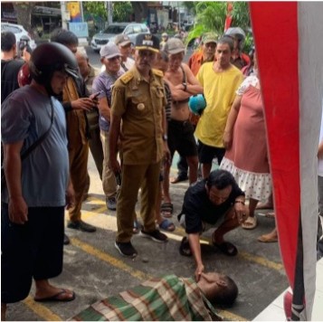 PENEMUAN -- Pemerintah Kelurahan Maradekaya Utara yang turun di lokasi penemuan mayat laki-laki tanpa identitas di Jalan Veteran Selatan.