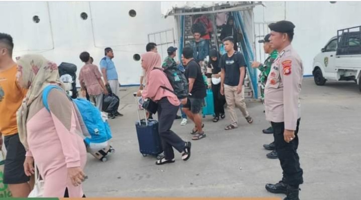 PENGAMANAN -- Personel kawasan Polsek Soekarno Hatta melakukan pengawasan dan pengamanan penumpang kapal yang turun dari kapal di dermaga Pelabuhan Soekarno Hatta Makassar.