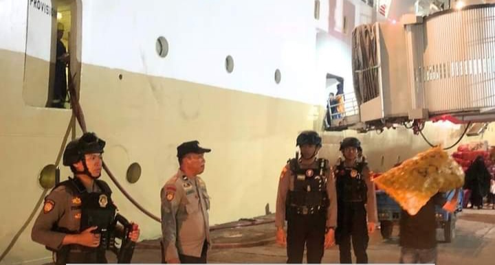 PENGAMANAN -- Sat Samapta Polres Pelabuhan Makassar yang melakukan pengamanan di dermaga Pelabuhan Soekarno-Hatta mengawasi penumpang turun dari kapal.