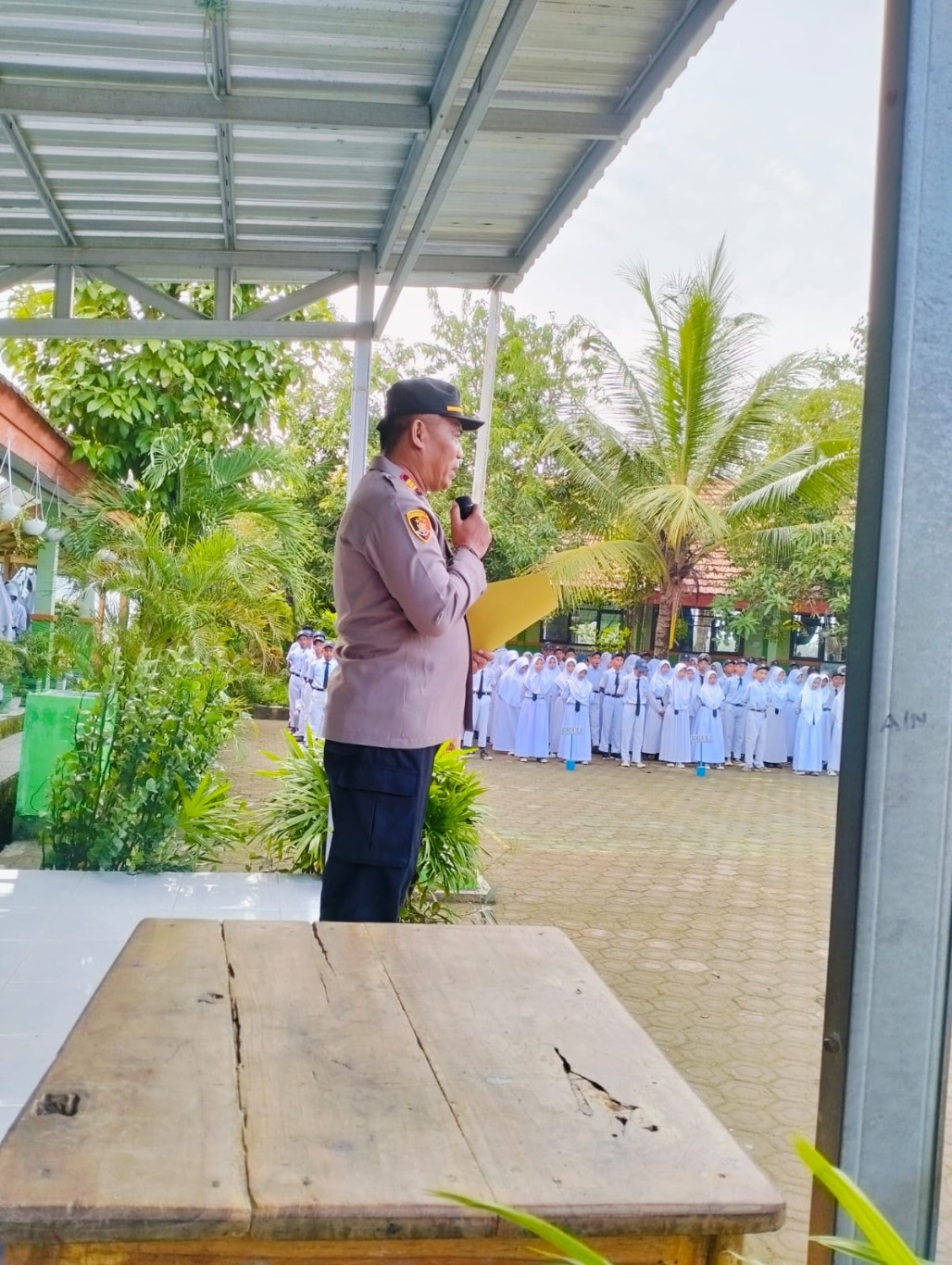 BKM/ZAIN SYAM PENGARAHAN -- Kapolsek Barombong, AKP Syaharuddin di depan ratusan siswa SMPN 2 Barombong, pada upacara pengibaran bendera.