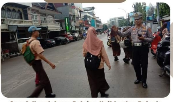 PENGATURAN -- Personel Unit Lantas Polsek Ujung Tanah melaksanakan pengaturan lalulintas di sekolah dan sekitarnya.