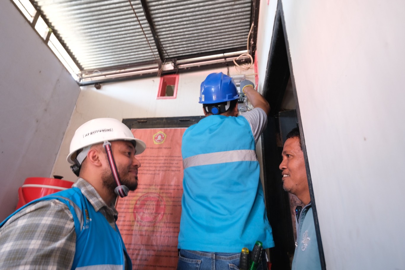 PENGECEKAN -- Petugas PLN tengah melakukan pengecekan kWh Meter salah satu pelanggan di Kota Makassar.