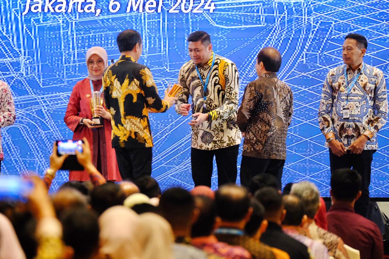 IST PENGHARGAAN -- Bupati Gowa, Adnan Purichta Ichsan, saat menerima penghargaan PPD Terbaik 3 dari Presiden RI, Joko Widodo. 