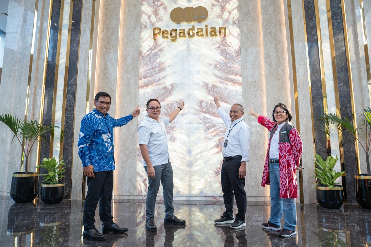PERESMIAN -- Kiri ke kanan: Wadirut BRI, Catur Budi Harto, Wamen BUMN, Kartika Wirjoatmodjo, Direktur Utama Pegadaian, Damar Latri Setiawan, dan Komisaris Utama PT Pegadaian, Loto Srinaita Ginting, saat peresmian The Gade Tower milik Pegadaian di kawasan Jalan Kramat Raya, Jakarta Pusat.
