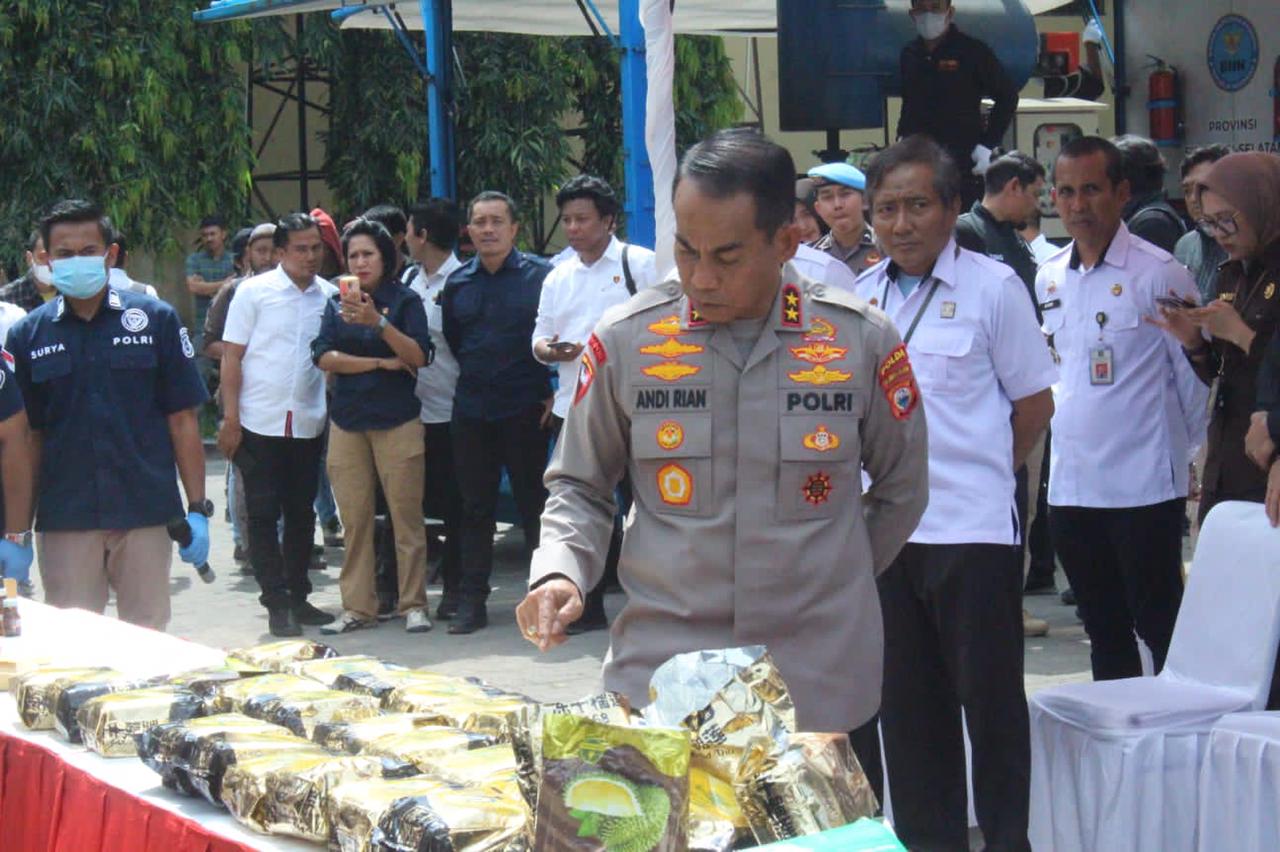 PERIKSA BARANG BUKTI -- Kapolda Sulsel, Irjen Pol Andi Rian R Djajadi memeriksa barang bukti narkoba terdiri dari sabu sabu, ganja, dan pil ekstasi, sebelum dilakukan pemusnahan.