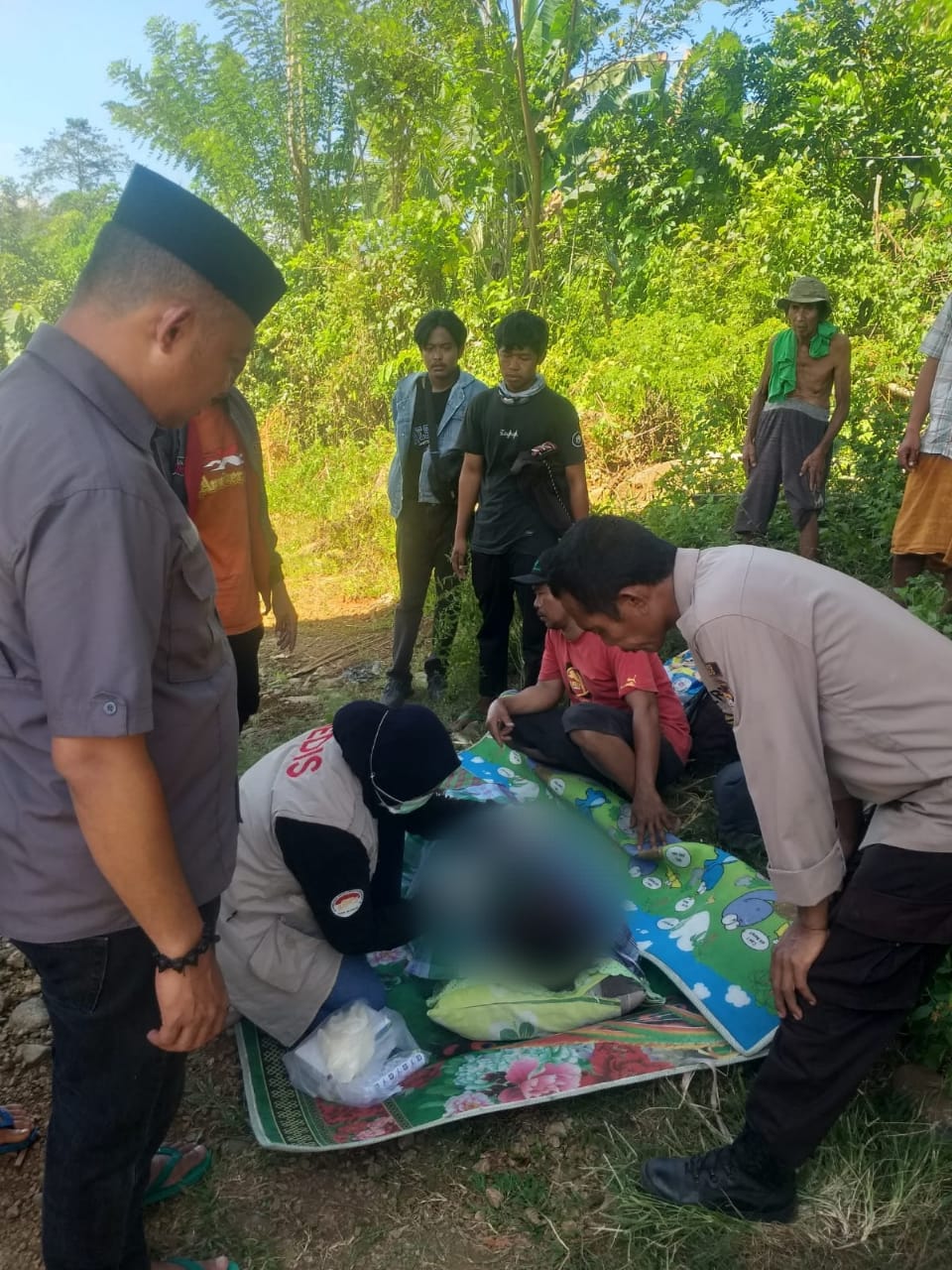 PERIKSA -- Tim medis dari Puskesmas Tompobulu memeriksa kondisi korban sebelum memastikan korban telah meninggal dunia.