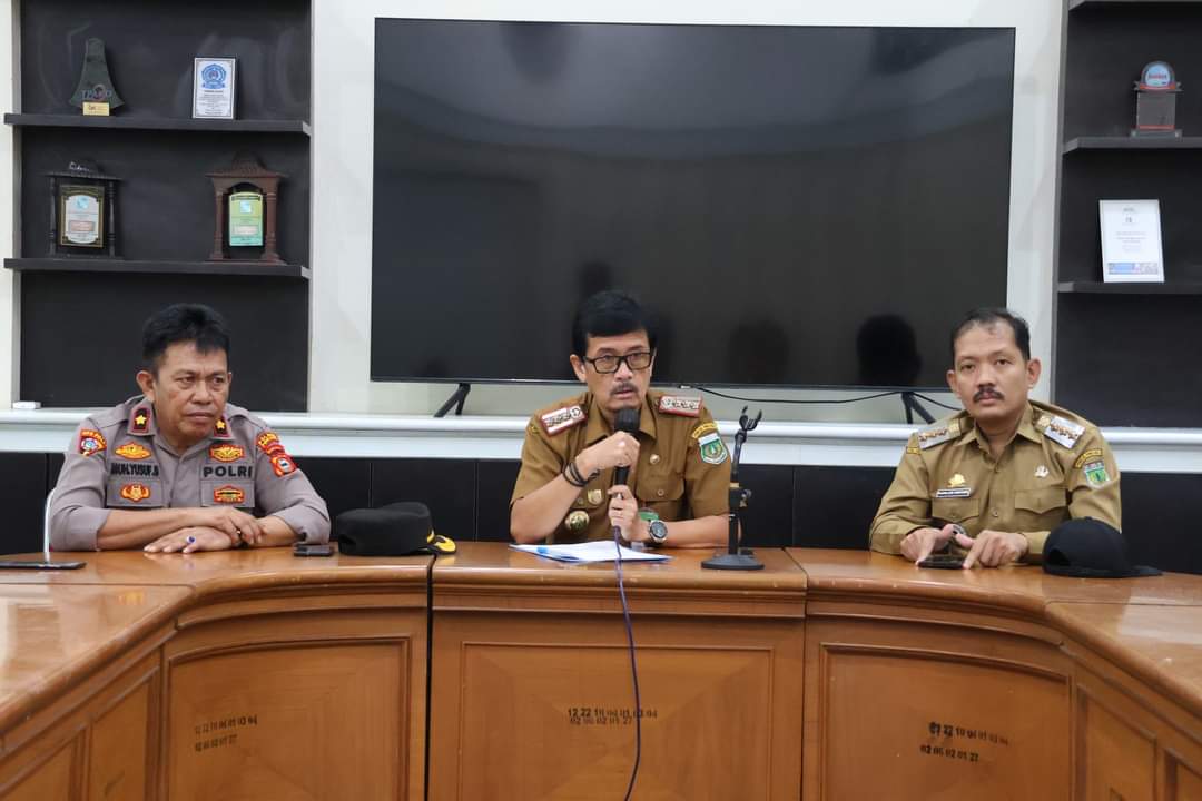 ASPIRASI -- Sekkab Pinrang A Calo Kerrang menerima peserta aksi masyarakat Desa Samaenre di ruang rapat Sekretaris Daerah Kabupaten Pinrang, Selasa (14/5). 