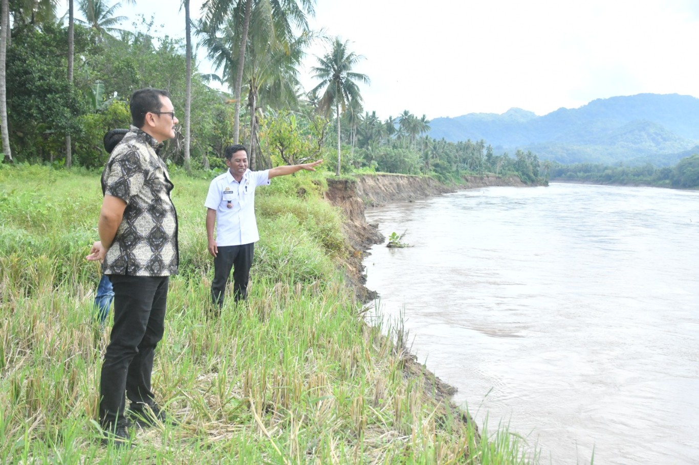 TINJAU -- Anggota DPRD Pinrang Andi Pallawagau Kerrang saat meninjau kondisi abrasi Sungai Kelurahan Teppo, Kecamatan Patampanua, Kabupaten Pinrang yang kian memprihatinkan, Rabu (29/5).