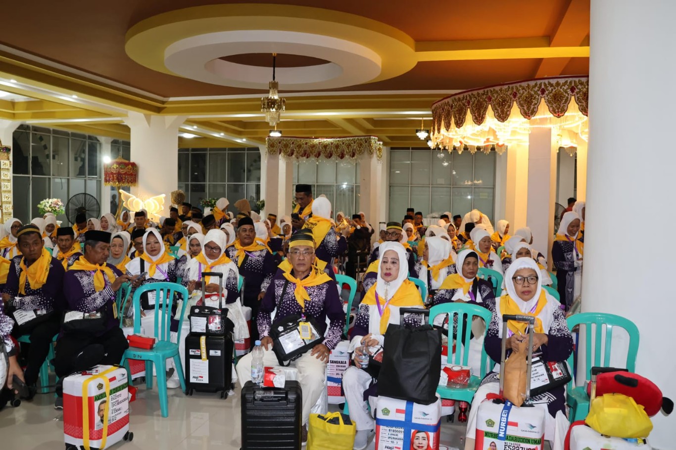LEPAS JCH -- Pj Bupati Pinrang H Ahmadi Akil secara resmi melepas 392 orang Jamaah Calon Haji (JCH) Kabupaten Pinrang di Masjid Agung Al-Munawwir, Rabu (15/5) dini hari.