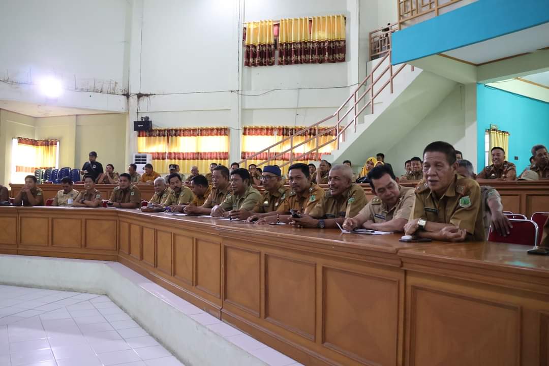 RAKOR -- Sejumlah pejabat hadir pada kegiatan Rakor yang dipimpin Pj Bupati Ahmadi Akil  di Ruang Pola Kantor Bupati Pinrang, Selasa (21/5).