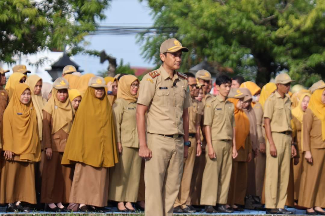 DUKUNGAN -- Pj Bupati Pinrang H Ahmadi Akil memimpin upacara pengibaran bendera di Halaman Kantor Bupati Pinrang, Senin (6/5). Dalam arahannya, Ahmadi berharap dukungan penuh seluruh jajaran pemerintahan dalam menjalankan amanat selaku Pj Bupati Pinrang.
