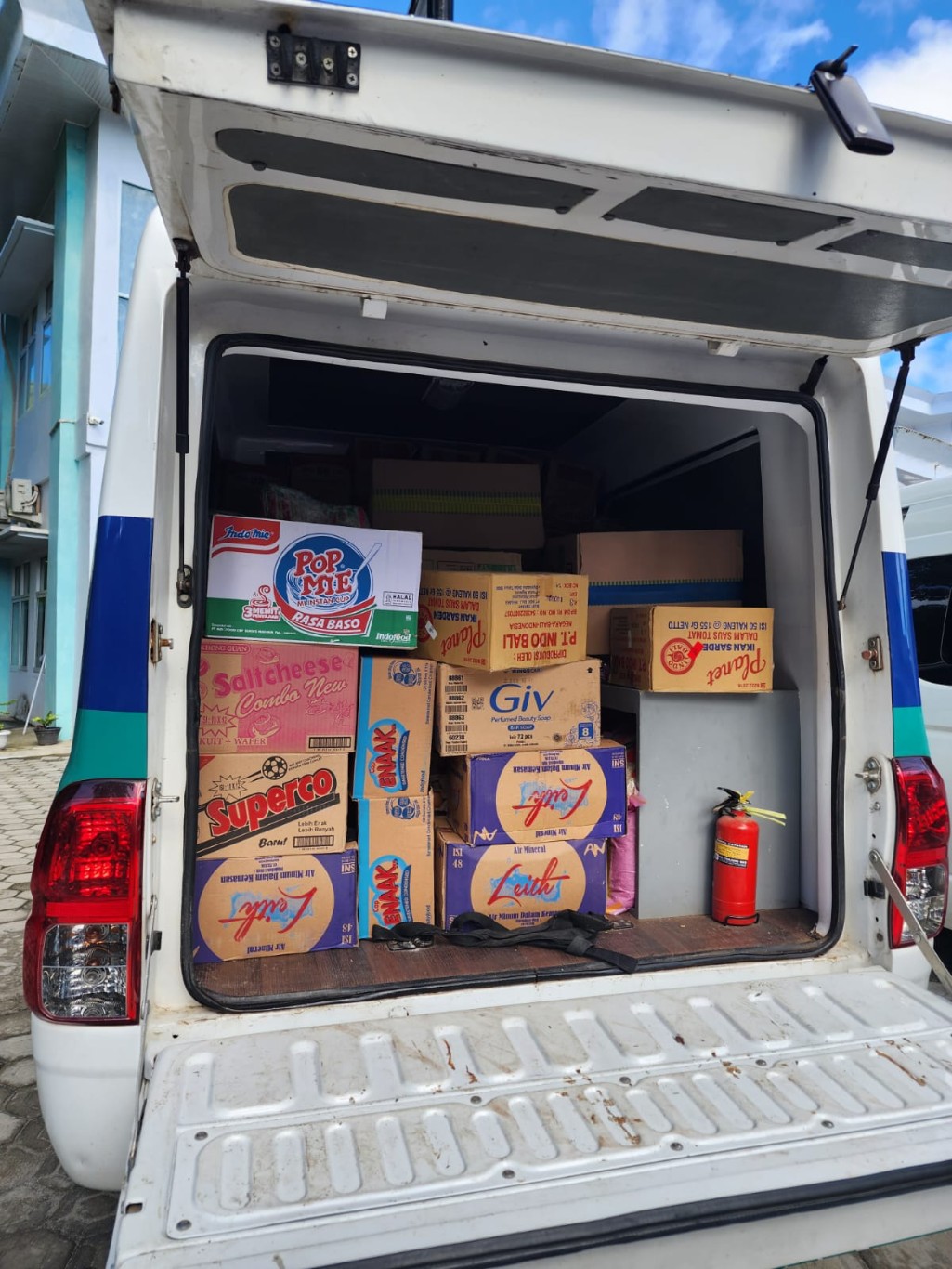 BANTUAN -- Dinas Kesehatan bersama IDI dan PSC 119 Kabupaten Pinrang mengirim bantuan ke lokasi bencana di Kabupaten Luwu sebagai salah satu bentruk kepedulian terhadap korban bencana banjir bandang dan longsor yang terjadi beberapa waktu lalu.