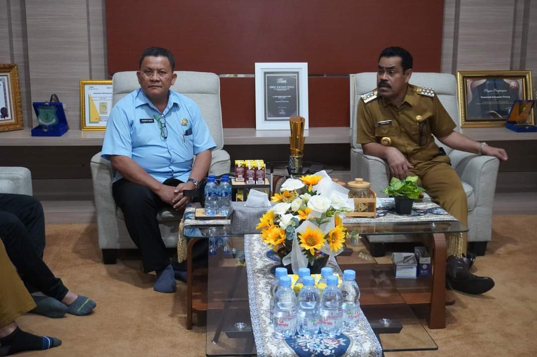 TEMUI BUPATI -- Direktur Perusahaan Daerah Air Minum (PDAM) Tirta Sawitto Nasrun Tahir bersama Kepala Perusahaan Daerah Karya Johamran menemui Pj Bupati Pinrang H Ahmadi Akil di Ruang Kerja Bupati Pinrang, Selasa (21/5).