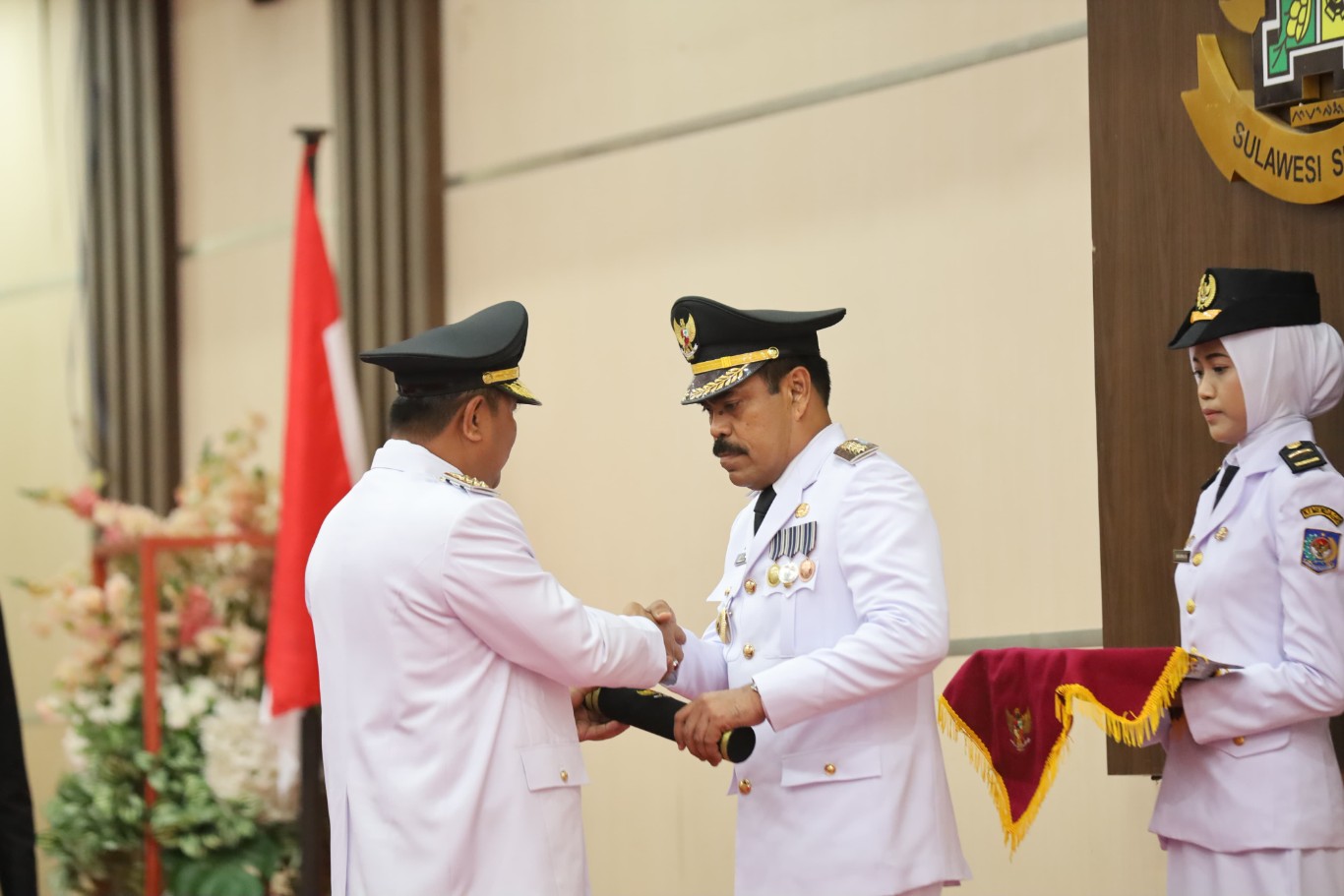 LANTIK -- Pj Gubernur Sulsel Bahtiar Baharuddin resmi melantik H Ahmadi Akil sebagai Pj Bupati Pinrang di Ruang Pola Kantor Gubernur Sulsel, Kamis (2/5).
