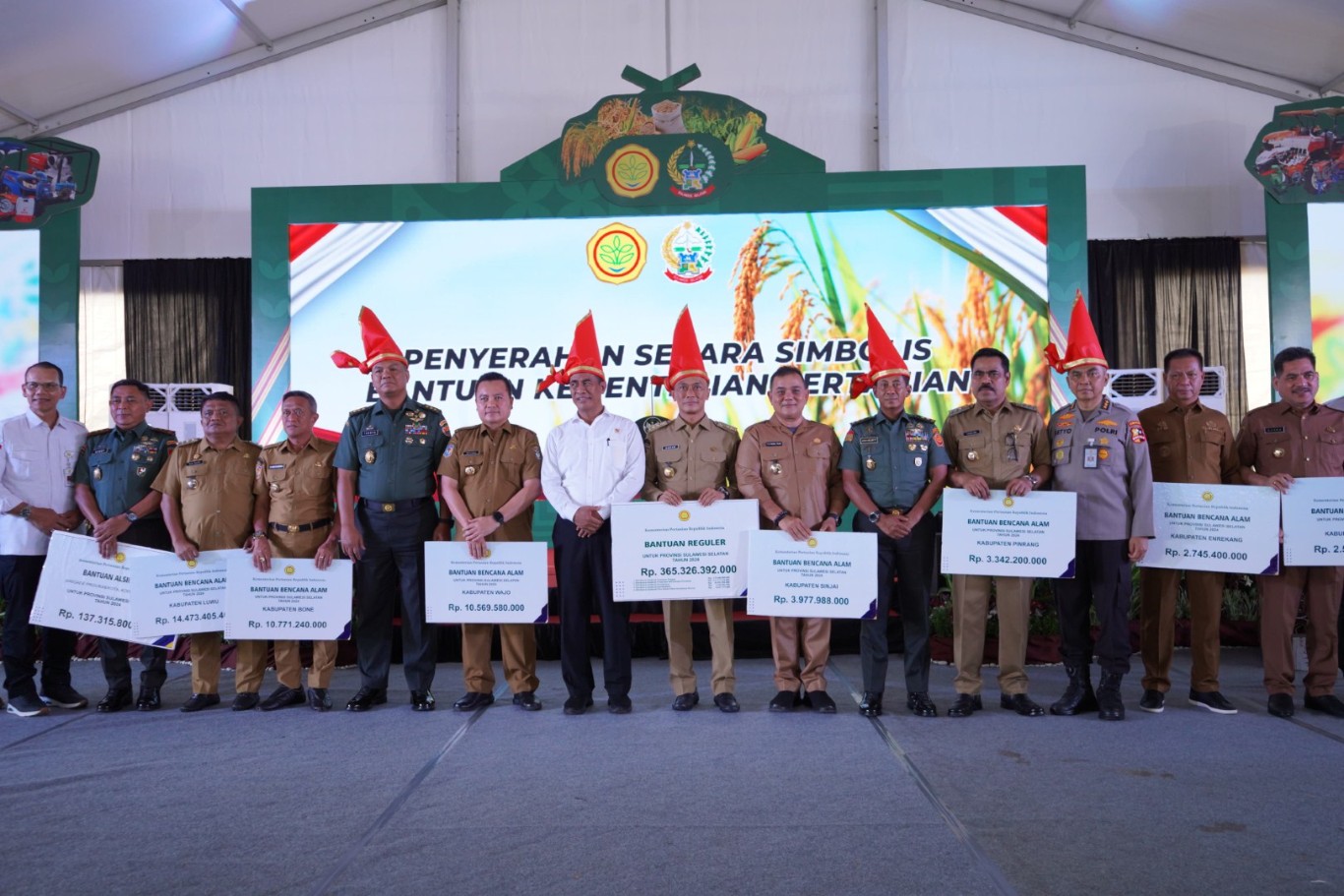 DAMPINGI MENTAN -- Pj Bupati Pinrang H Ahmadi Akil mendampingi Menteri Pertanian RI Amran Sulaiman saat melakukan Kunjungan Kerja (Kunker) di Sulsel, Senin (27/5)