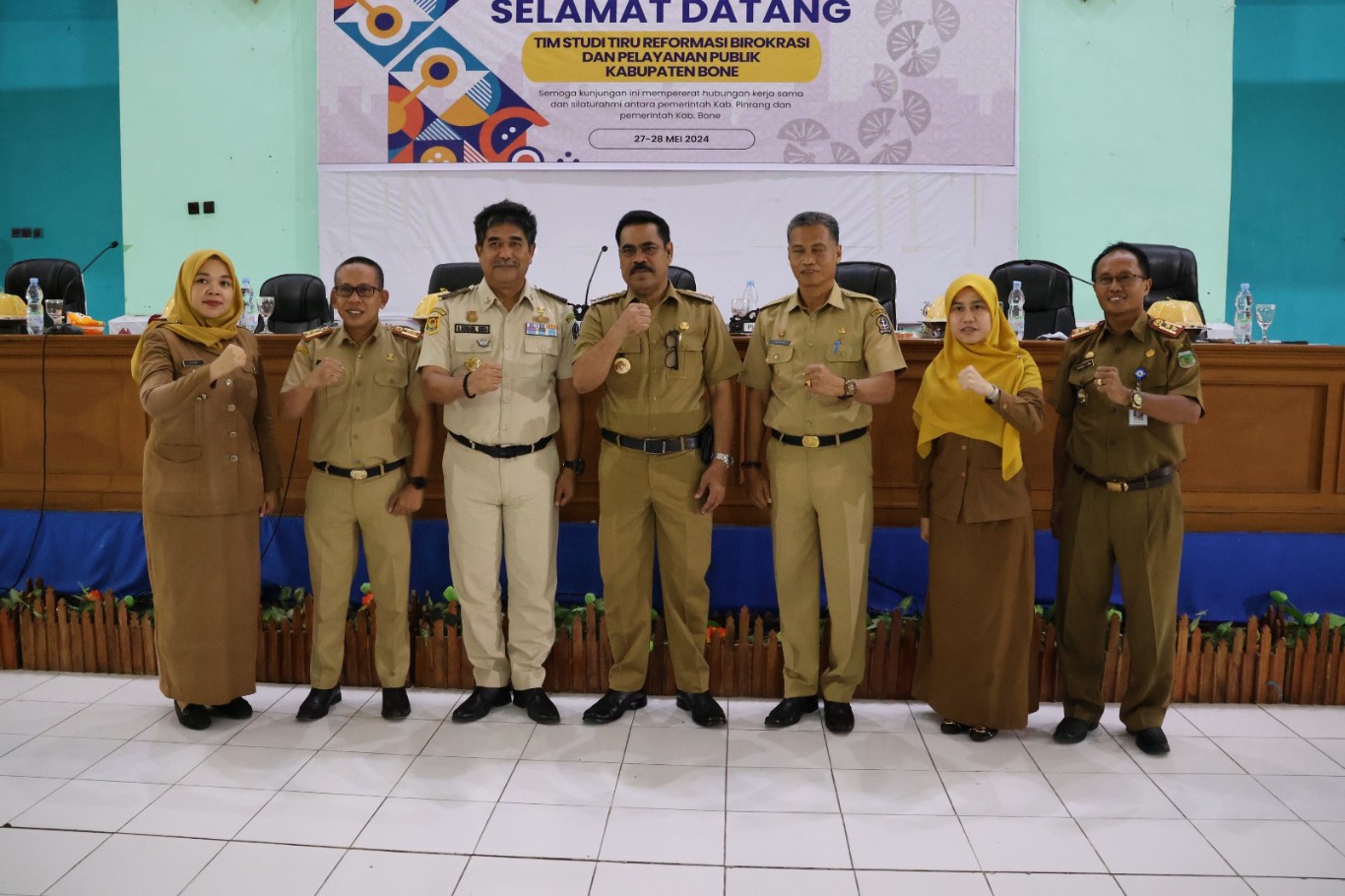 AUDIENSI -- Pj Bupati Pinrang Ahmadi Akil foto bersama usai menerima audiensi dari Panitia Pelaksanaan Porseni Antarmadrasah di ruang kerja Bupati Pinrang, Selasa (28/5). 