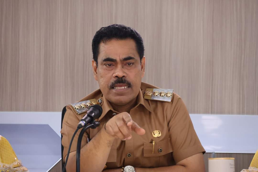 RAKOR -- Pj Bupati Pinrang H Ahmadi Akil memimpin Rakor dalam rangka tindak lanjut rekomendasi dan catatan Badan Pemeriksa Keuangan (BPK) RI Perwakilan Sulsel di ruang rapat Bupati Pinrang, Senin (13/5).