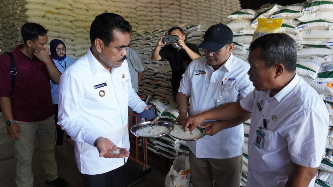 SIDAK BULOG -- Pj Bupati Pinrang H Ahmadi Akil melakukan inspeksi mendadak (Sidak) kondisi beras bantuan pangan di Gudang Kantor Cabang Pembantu, Bulog Kabupaten Pinrang, Rabu (8/5). Dalam arahannya, Ahmadi berharap, kualitas beras senantiasa dijaga hingga saatnya disalurkan kepada para penerima manfaat.