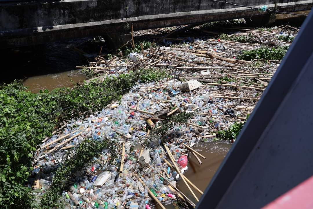 TINJAU DAS -- Pj Bupati Pinrang H Ahmadi Akil meninjau kondisi Daerah Aliran Sungai (DAS), tepatnya dibawah jembatan Kariango yang dipenuhi material sampah yang berasal dari hulu sungai, Selasa (7/5).