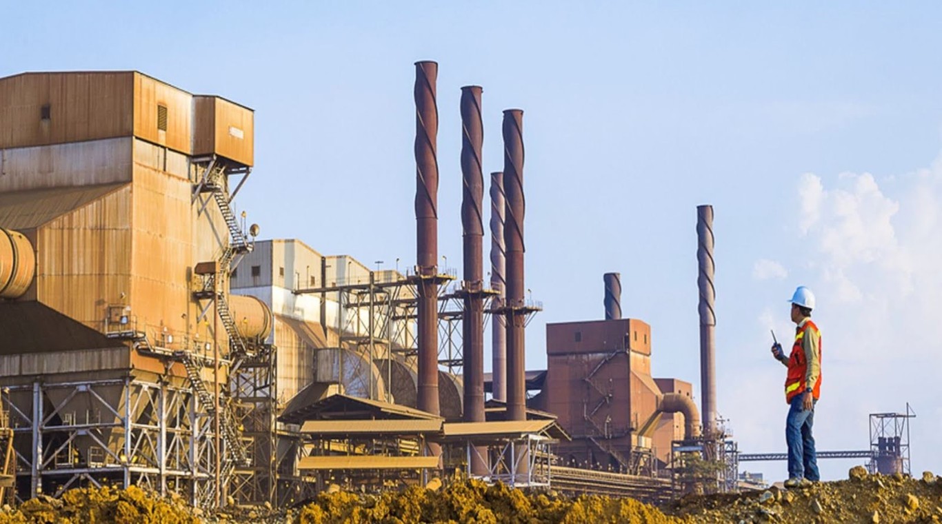PROSES PENGOLAHAN -- Salah seorang karyawan sedang mengawasi proses pengolahan nikel di pabrik smelter PT Vale Indonesia. Pada 13 Mei 2024, Vale resmi meraih perpanjangan izin operasi dari Pemerintah Indonesia.