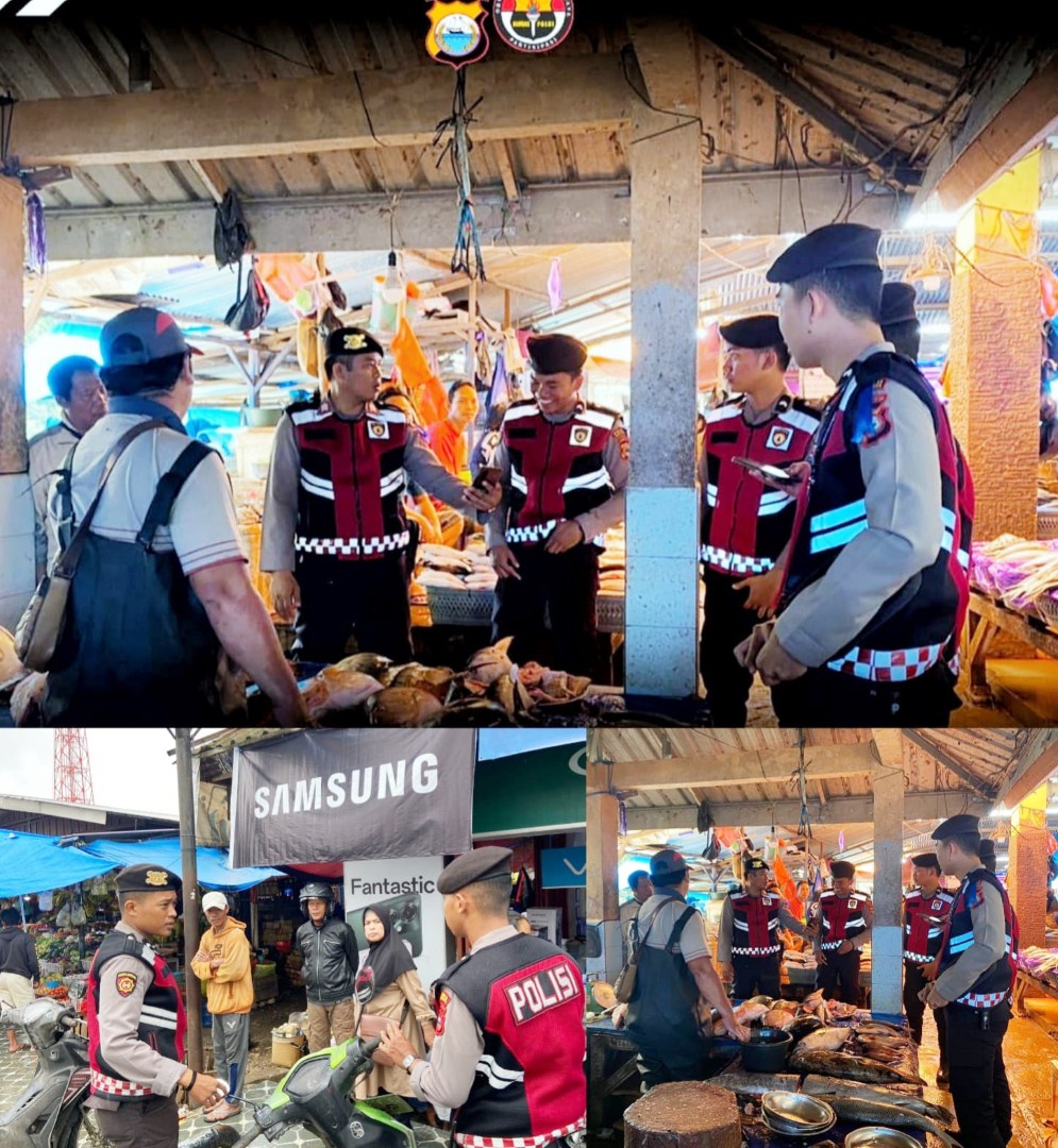 PATROLI -- Unit Turjawali Sapta Polres Torut saat melakukan patroli di dua pasar tradisional di Toraja Utara, Selasa (30/4).  