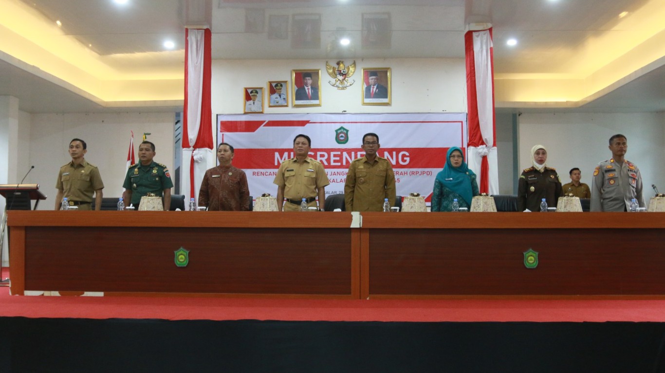 RAPAT -- Pj Bupati Takalar, Setiawan Aswad (tengah) ketika menghadiri rapat Musrenbang RPJPD tahun 2025-2045.
