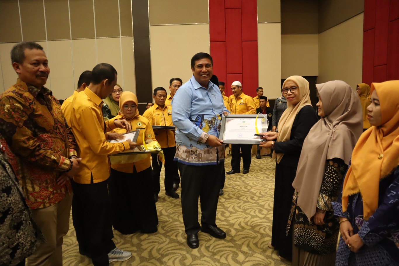 REWARD -- Bupati Maros, Chaidir Syam menyerahkan reward kepada 11 guru peraih Anugerah Pendidikan 2023 di sela pelaksanaan talk show APSI Maros.