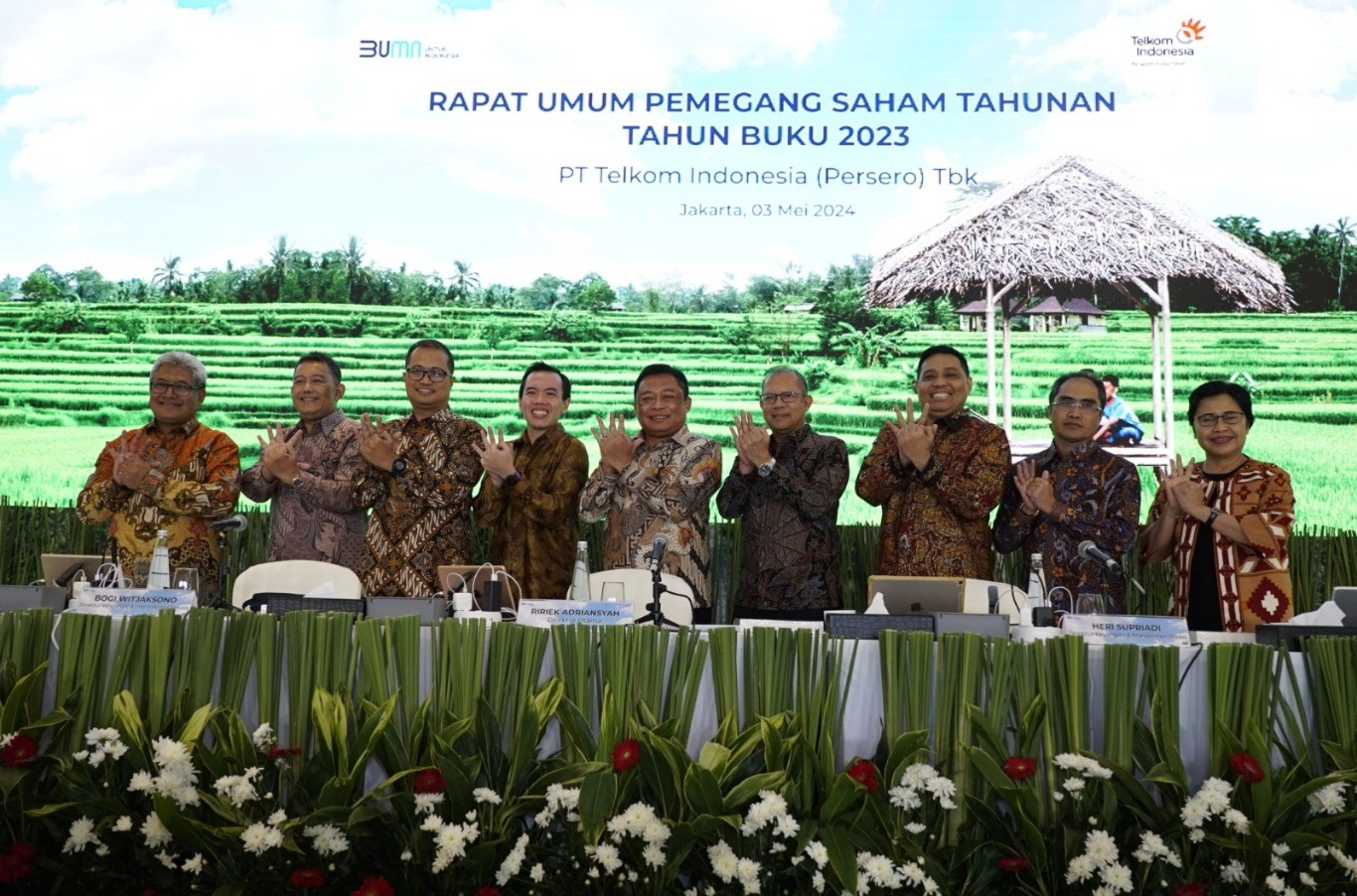RUPST -- Kiri ke kanan: Direktur Network & IT Solution, Herlan Wijanarko; Direktur Wholesale & International Service, Bogi Witjaksono; Direktur Strategic Portfolio, Budi Setyawan Wijaya; Direktur Digital Busines, Muhamad Fajrin Rasyid; Direktur Utama, Ririek Adriansyah; Direktur Keuangan & Manajemen Risiko, Heri Supriadi; Direktur Human Capital Management, Afriwandi; Direktur Group Business Development, Honesti Basyir; dan Direktur Enterprise & Business Service, FM Venusiana R, dalam Rapat Umum Pemegang Saham Tahun Buku 2023 di Jakarta pada.