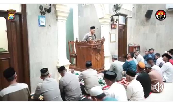 SAFARI SUBUH -- Kapolrestabes Makassar, Kombes Pol Mokhamad Ngajib sedang memberikan pengarahan saat melaksanakan safari subuh di Masjid Halimatussa'diyah Jalan Tinumbu Dalam, Kelurahan Layang, Kecamatan Bontoala, Kota Makassar.