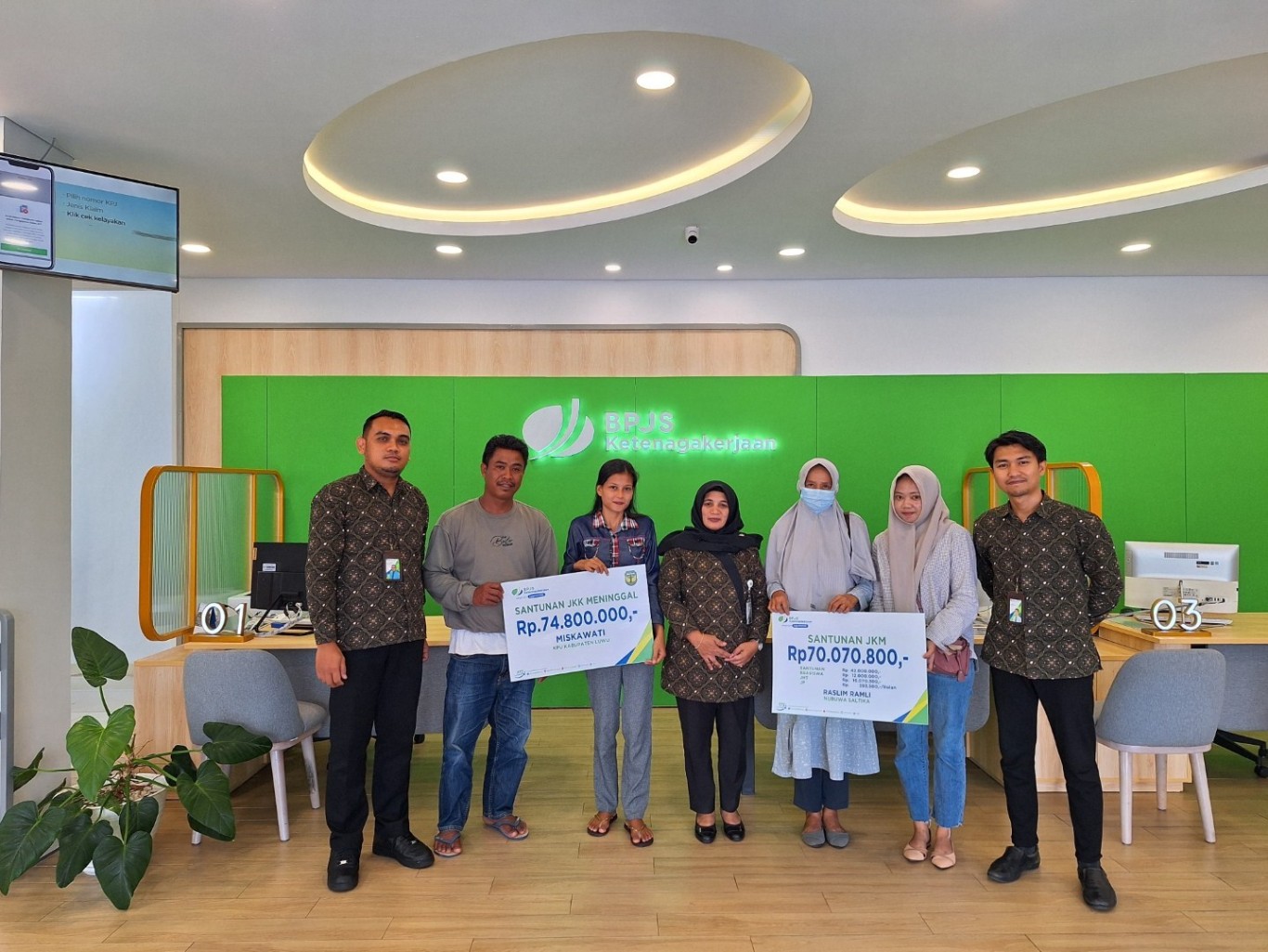 SANTUNAN -- Kepala BPJS Ketenagakerjaan Palopo, Muminati (tengah) foto bersama usai menyerahkan santunan JKK dan JKM kepada para ahli waris peserta.