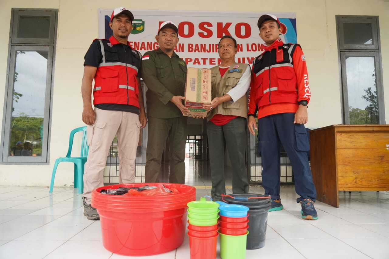 SERAHKAN BANTUAN -- Tim TJSL dan TRC Semen Tonasa menyerahkan bantuan kepada masyarakat Kabupaten Luwu yang menjadi korban bencana banjir dan longsor. Bantuan diserahkan melalui BPBD setempat.