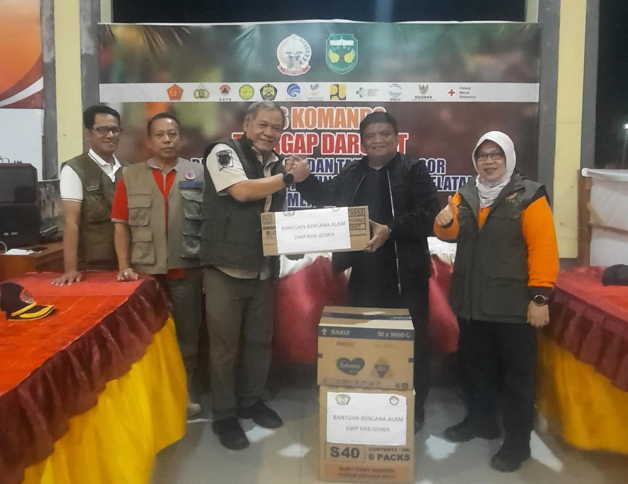 IST SERAHKAN BANTUAN -- Kepala BPBD Gowa, Ikhsan Parawangsa (tiga dari kiri), menyerahkan bantuan hasil donasi para pegawai Pemkab Gowa yang diterima Pj Bupati Luwu, Muh Saleh.