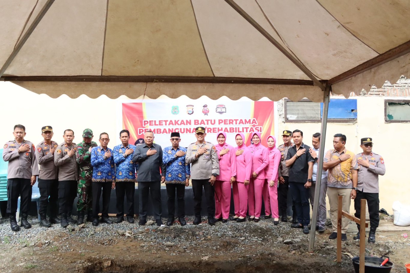 JUMAT CURHAT -- Polres Sidrap kembali menggandeng Pemkab dan Kodim 1420 Sidrap untuk melaksanakan Jumat Curhat guna mendengar kelu dan kesah masyarakat di Kecamatan Dua Pitue, Kabupaten Sidrap. Jumat (17/5).