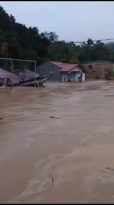 TERENDAM -- Tingginya intensitas curah hujan terus menerus terjadi di sejumlah daerah di Kabupaten Sidrap mulia terdampak air banjir. Tiga kecamatan yakni Kecamatan Pitu Riase, Dua Pitue dan Pitu Riawa hampir 80 persen wilayahnya tergenang air banjir setinggi orang dewasa.
