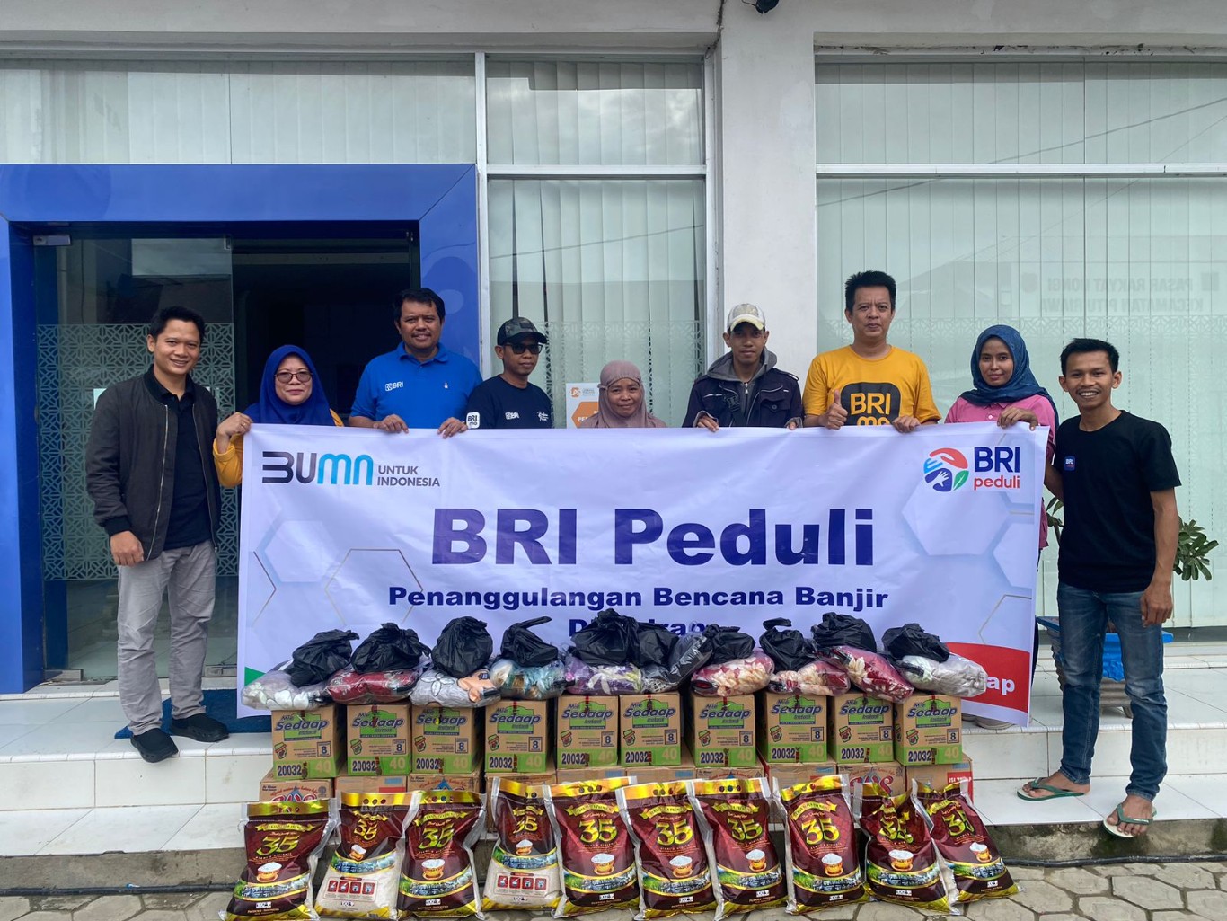 BANTUAN -- BRI Cabang Sidrap menyalurkan bantuan kepada warga terdampak banjir dan tanah longsor di tiga kecamatan di Kabupaten Sidrap, Minggu(5/5). 