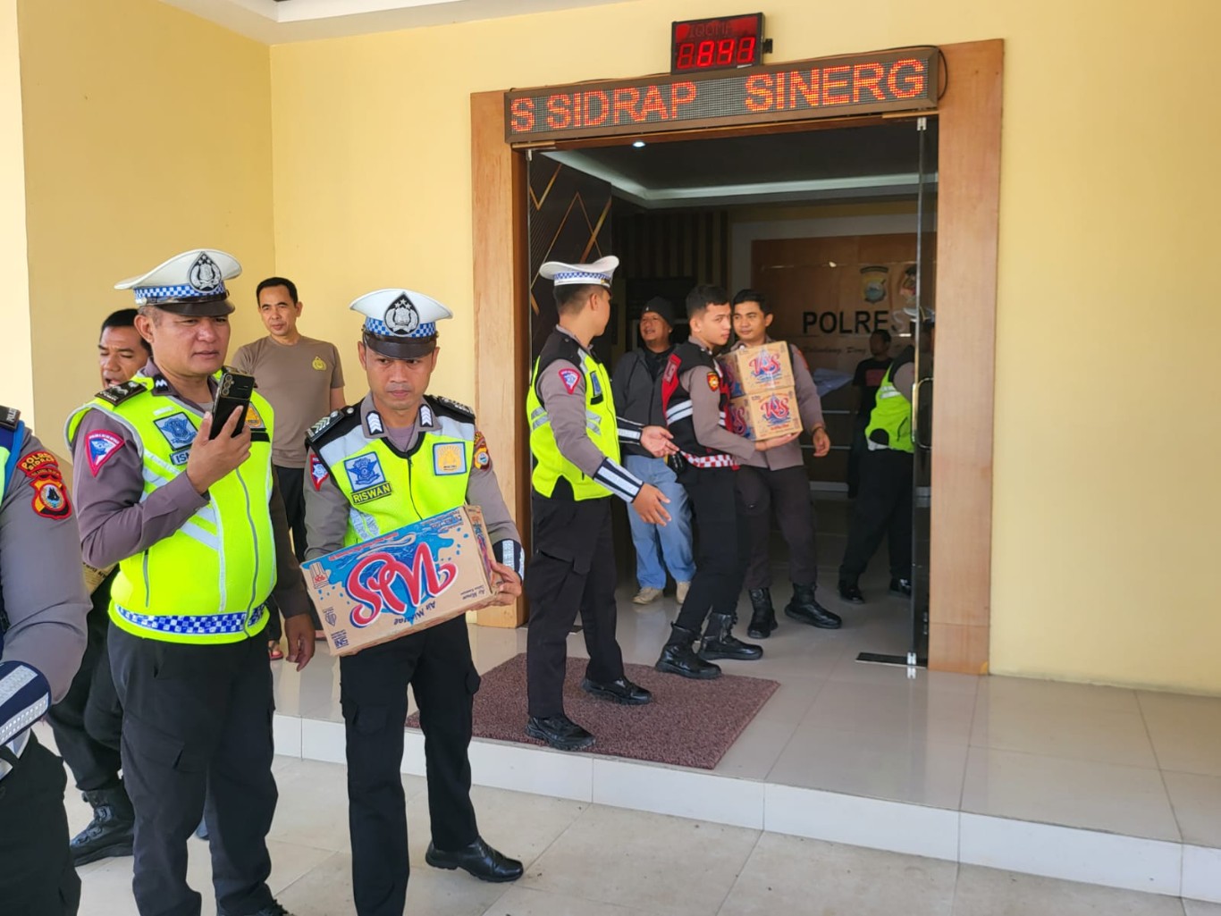 BANTUAN -- Polres Sidrap menyalurkan bantuan Kapolda Sulsel Irjen Pol Andi Rian R Djajadi kepada warga terdampak bencana banjir di Kabupaten Sidrap di Posko Siaga Bencana, Minggu (5/5)