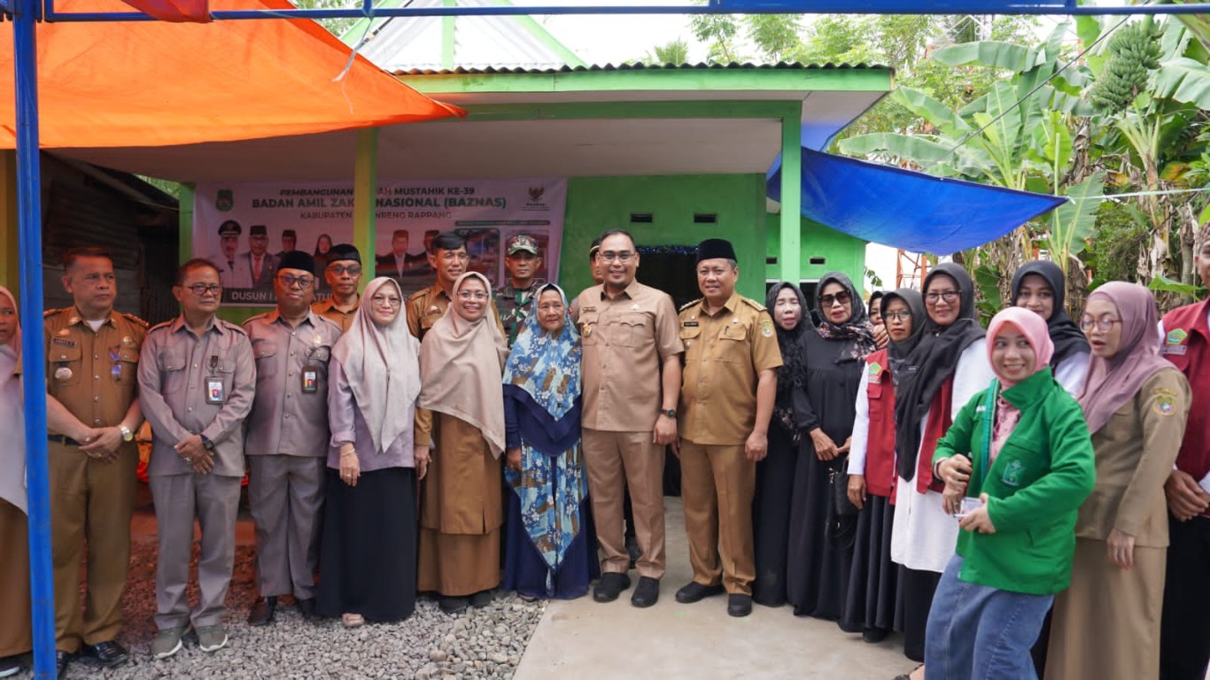 SERAHKAN BANTUAN -- Pj Sekkab Sidrap, Muhammad Yusuf DM menyerahkan bantuan rumah kepada I Cabang alias Indo Ica, Senin (27/5). 