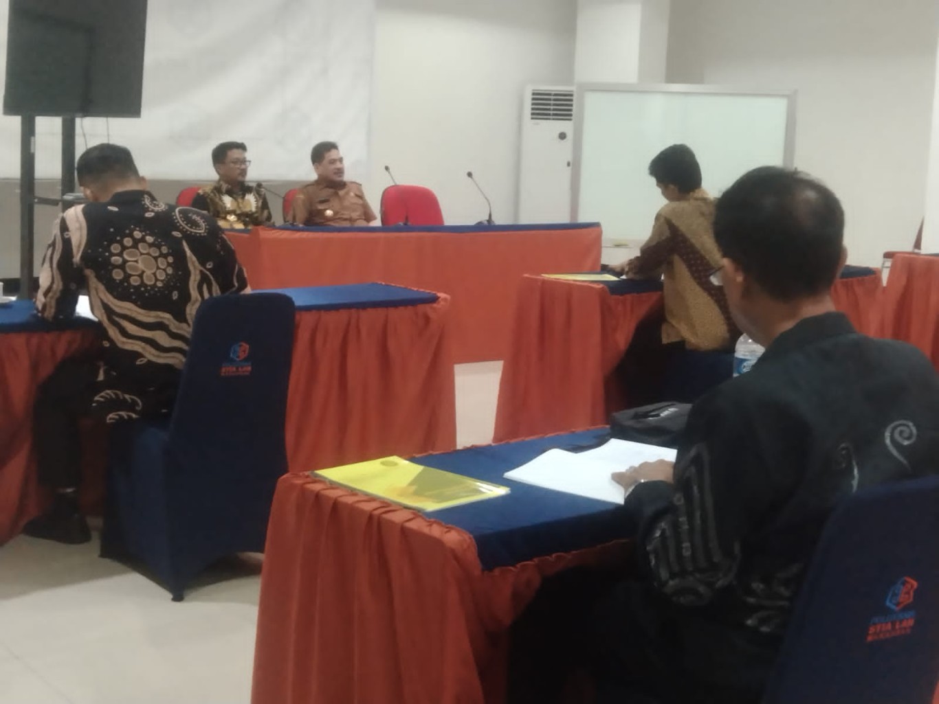 PANTAI SELEKSI -- Pj Bupati Sidrap H Basra memantau kegiatan seleksi jabatan pimpinan tinggi pratama (PJPT) di STIA LAN Makassar, Selasa (7/5). 