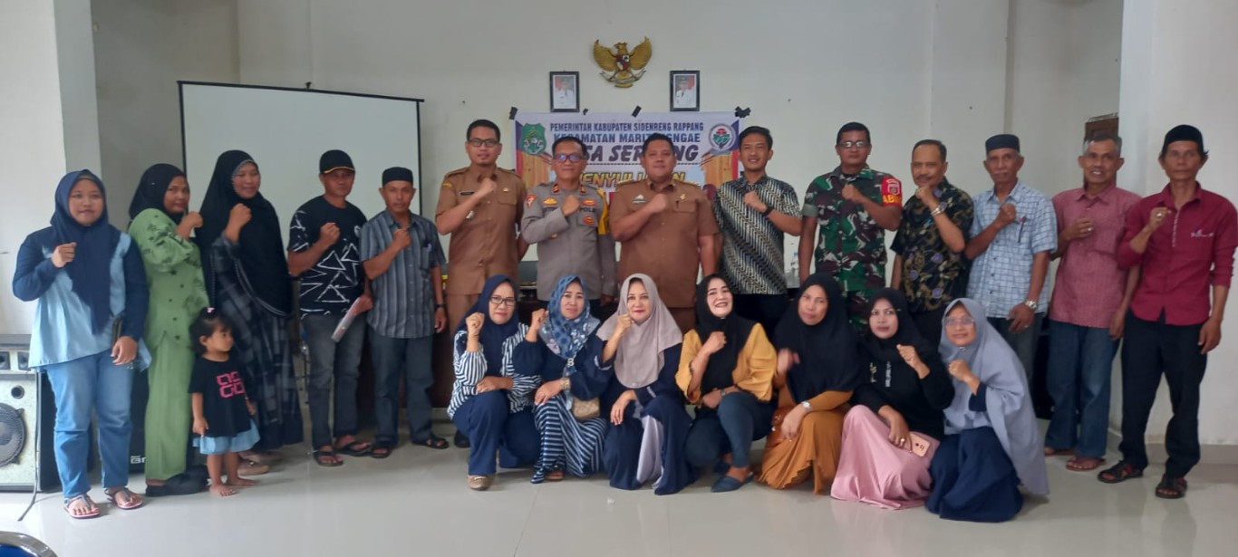 NARASUMBER -- Kapolsek Maritengngae Polres Sidrap Iptu Antonius Pasakke doro bgersama usai menjadi narasumber penyuluhan hukum terkait KDRT kepada masyarakat di Aula Kantor Desa Sereang, Kecematan Maritengngae, Kabupaten Sidrap, Selasa (28/5).