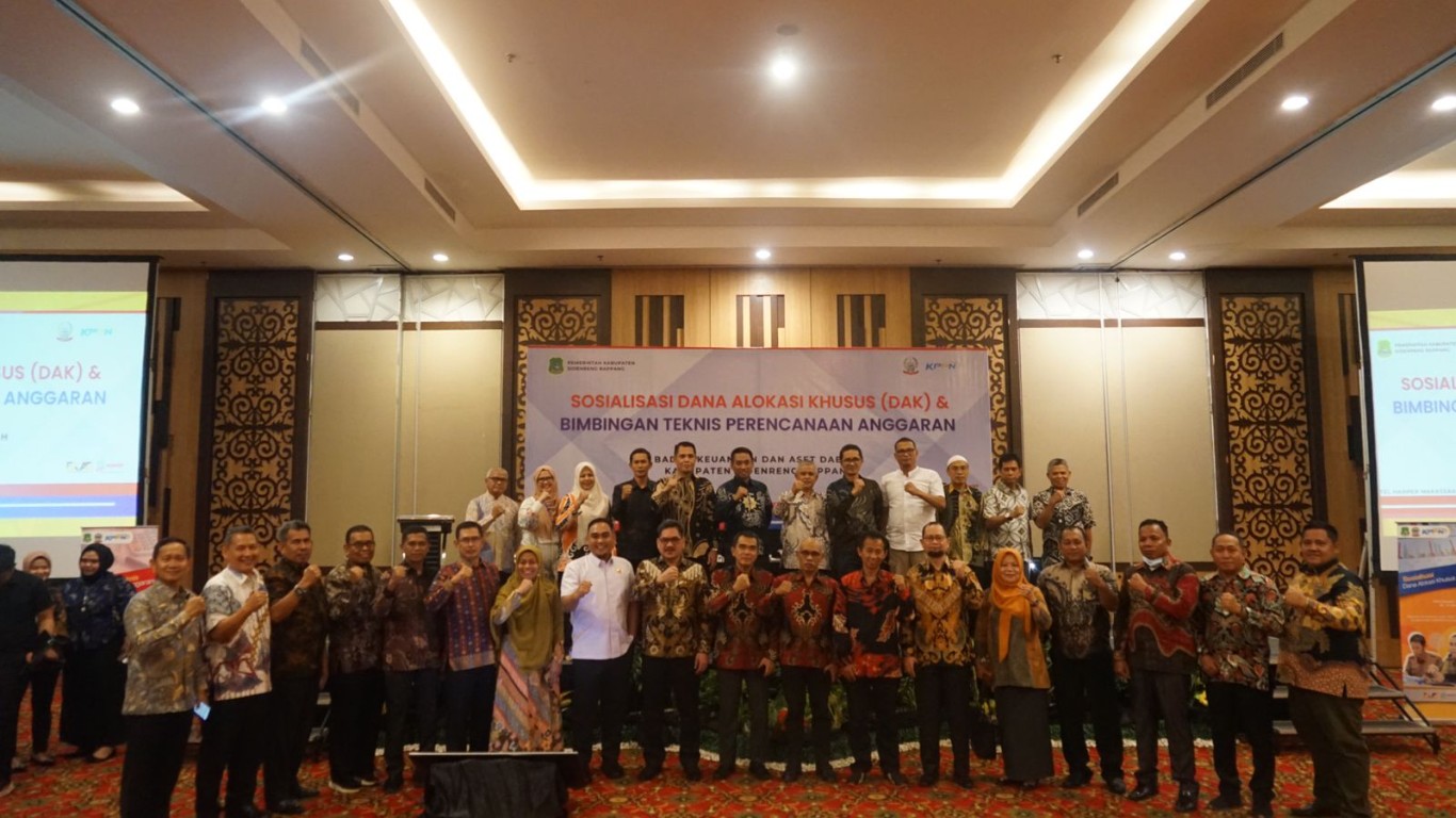 SOSIALISASI -- Pj Bupati Sidrap H Basra didampingi Pj Sekkab Muhammad Yusuf DM membuka sosialisasi Dana Alokasi Khusus (DAK) dan bimbingan teknis perencanaan anggaran di Hotel Harper Makassar, Rabu (29/5).