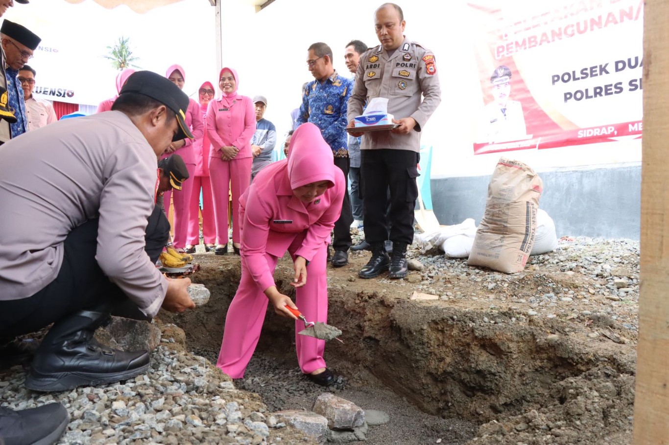 REHABILITASI -- Kapolres Sidrap AKBP Erwin Syah didampingi Ketua Bhayangkari Cabang Sidrap Ny Siska Erwin Syah, Waka Polres Kompol Ahmad Rosma dan pejabat utama Polres Sidrap melakukan peletakan batu pertama pembangunan/rehabilitasi Polsek Dua Pitue. 