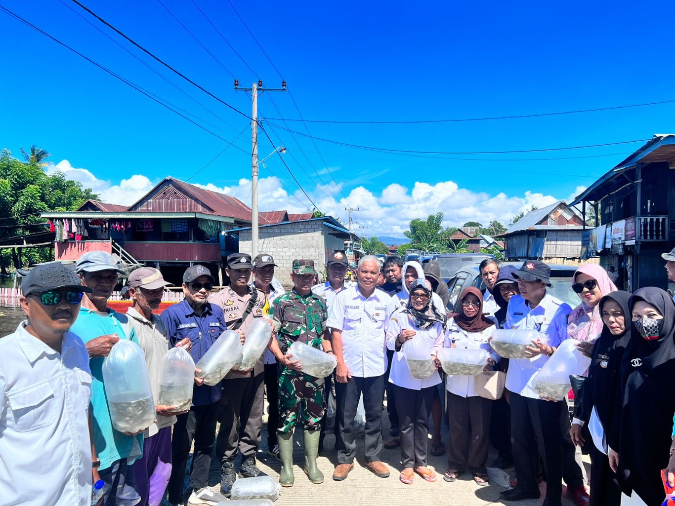 BENIH IKAN -- Dinas Peternakan dan Perikanan (Disnakkan) Kabupaten Sidrap menabur benih ikan di perairan Danau Sidenreng, Kelurahan Wettee, Kecamatan Panca Lautang, Rabu (8/5)