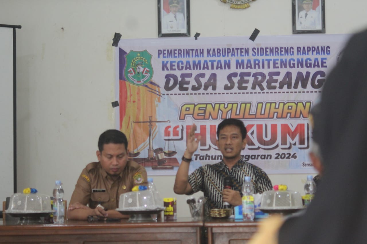 PEBYULUHAN -- KBO Satnarkoba Polres Sidrap Ipda Amdaryono Saputra memberikan penyuluhan hukum tentang bahaya narkoba kepada masyarakat di Aula Kantor Desa Sereang, Kecematan Maritengngae,  Kabupaten Sidrap, Selasa (28/5).