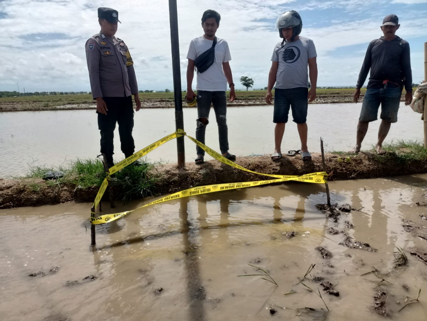 MENINGGAL DUNIA -- Seorang petani di Kecamatan Panca Lautang, Kabupaten Sidrap ditemukan meninggal dunia di persawahan, Jumat (24/5)