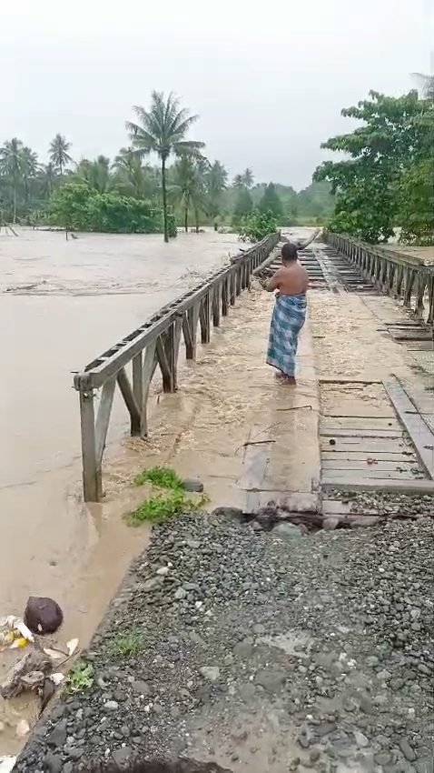 JEMBATAN HANYUT -- Hujan deras yang terus menguyur wilayah di Kabupaten Sidrap mengakibatkan sejumlah sungai meluap hingga merendam pemukiman warga, Jumat (3/5). Sejumlah desa di wilayah Kecamatan Pitu Riawa dan Pitu Riase terendam banjir bahkan jembatan Mampise penghubung desa Bulucenrana dan Betao hanyut terbawa arus banjir.
