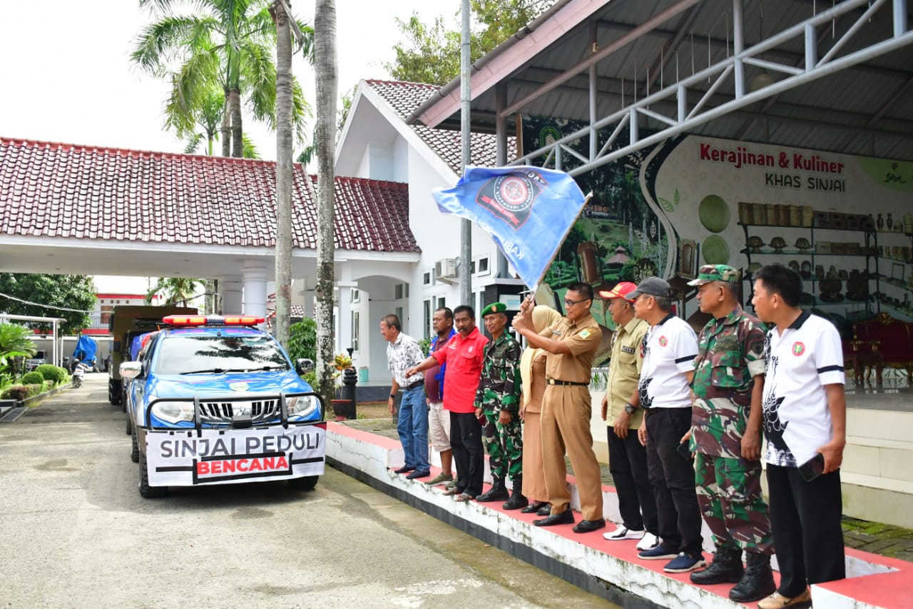 LEPAS BANTUAN -- Bantuan kemanusiaan Pemkab Sinjai tahap ketiga untuk Kabupaten Luwu saat dilepas secara resmi oleh Asisten Pemerintahan dan Kesra Setdakab Sinjai,  A Irwansyahrani Yusuf  di Halaman Rumah Jabatan Bupati Sinjai, Senin (27/5).  