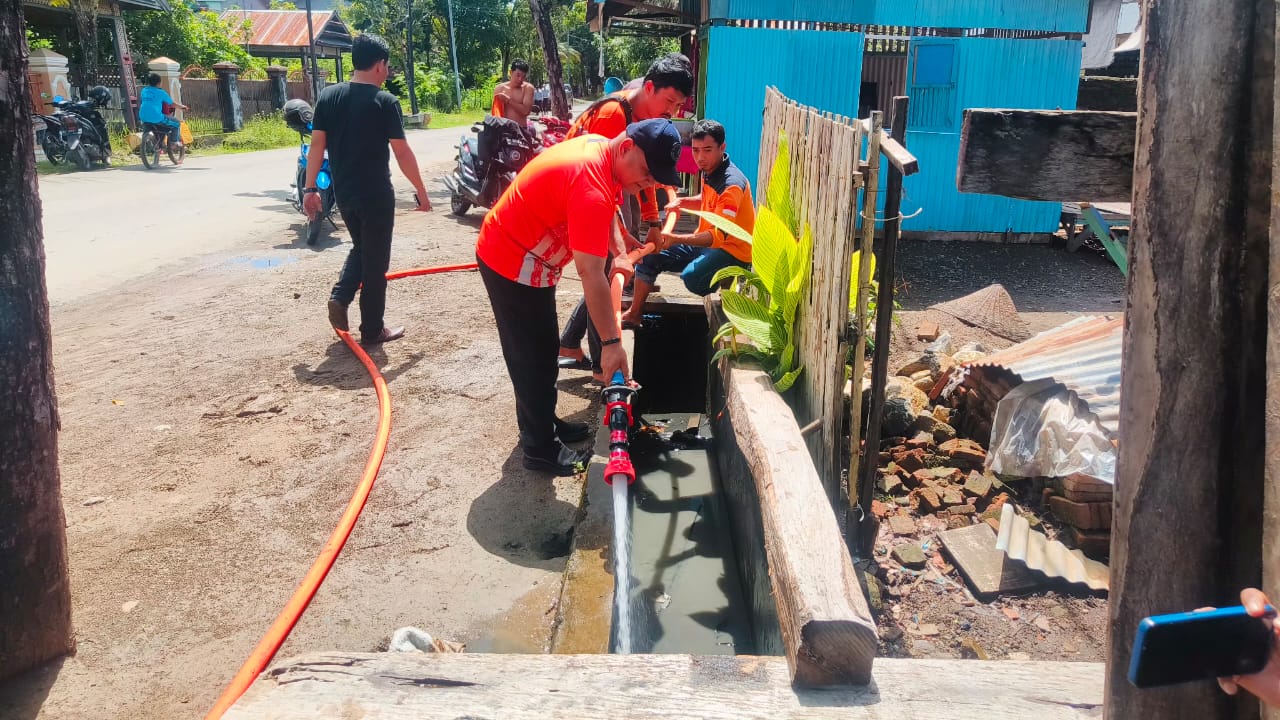 CEGAH BANJIR -- Pj Bupati Sinjai, T.R Fahsul Falah membersihkan selokan dan meminta masyarakat tidak membuang sampah sembarangan sebagai upaya mencegah terjadinya banjir dan menjaga kebersihan lingkungan di wilayah Kabupaten Sinjai.