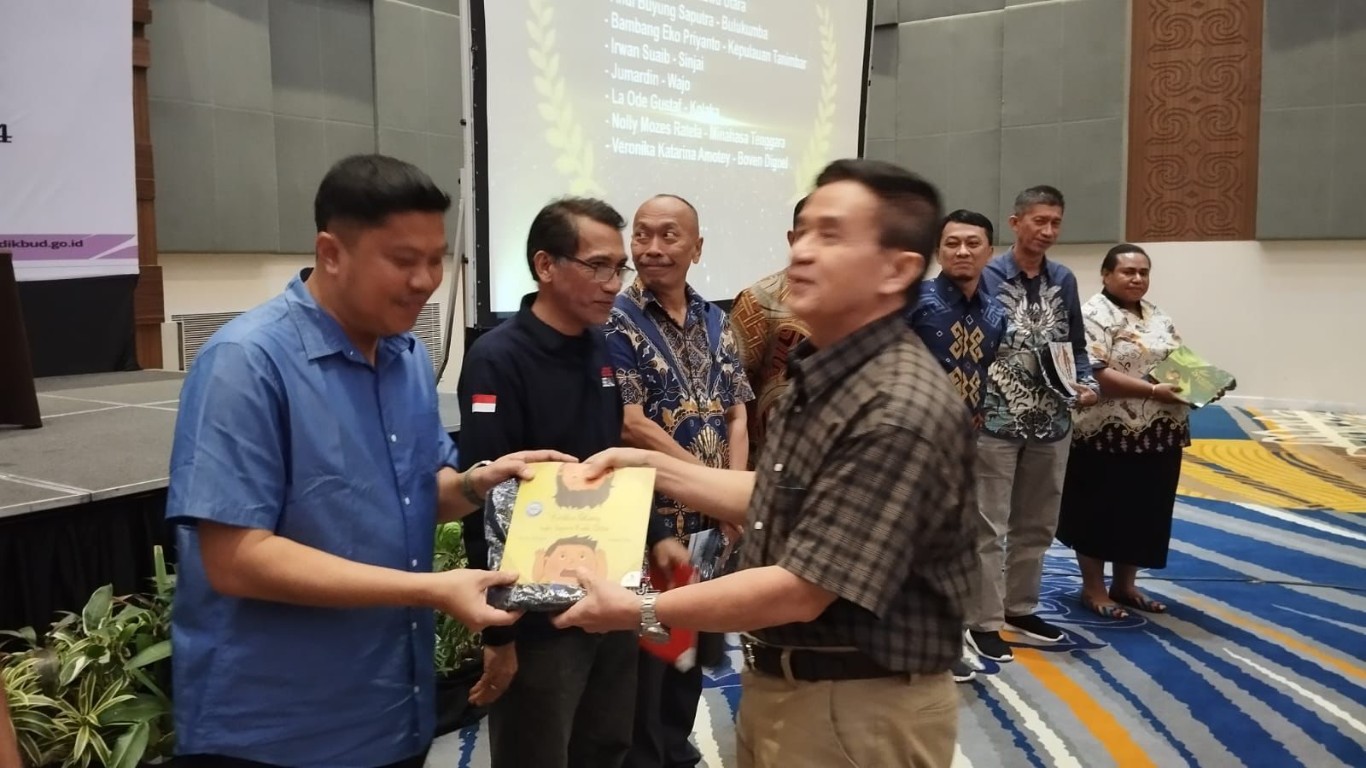 BIMTEK -- Kadisdik Sinjai, Irwan Suaib saat mengikuti kegiatan Bimtek penguatan kapasitas Pemerintah Daerah dalam pemulihan pembelajaran melalui peningkatan literasi dan numerasi di Hotel Four Point Makassar 29 April hingga 1 Mei 2024.